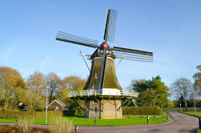 Een aantal enthousiaste vrijwilligers zorgt dat deze molen nog regelmatig zijn 'werk'doet. Tussen knooppunten 51 en 80.