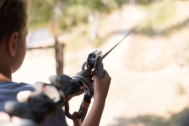 Close-up van een jongen die met een zipline naar beneden gaat.