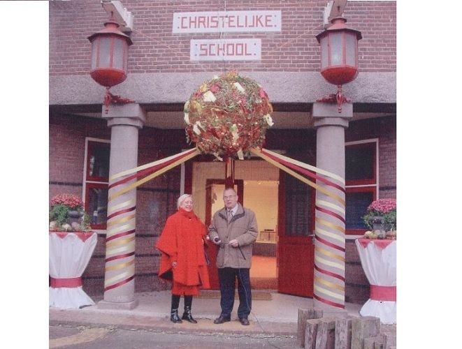 Hoofdonderwijzer Wout Wessel en burgemeester Annette van der Most tijdens het 125-jarig jubileum van basisschool CNS Abcoude, 30 oktober 2003.