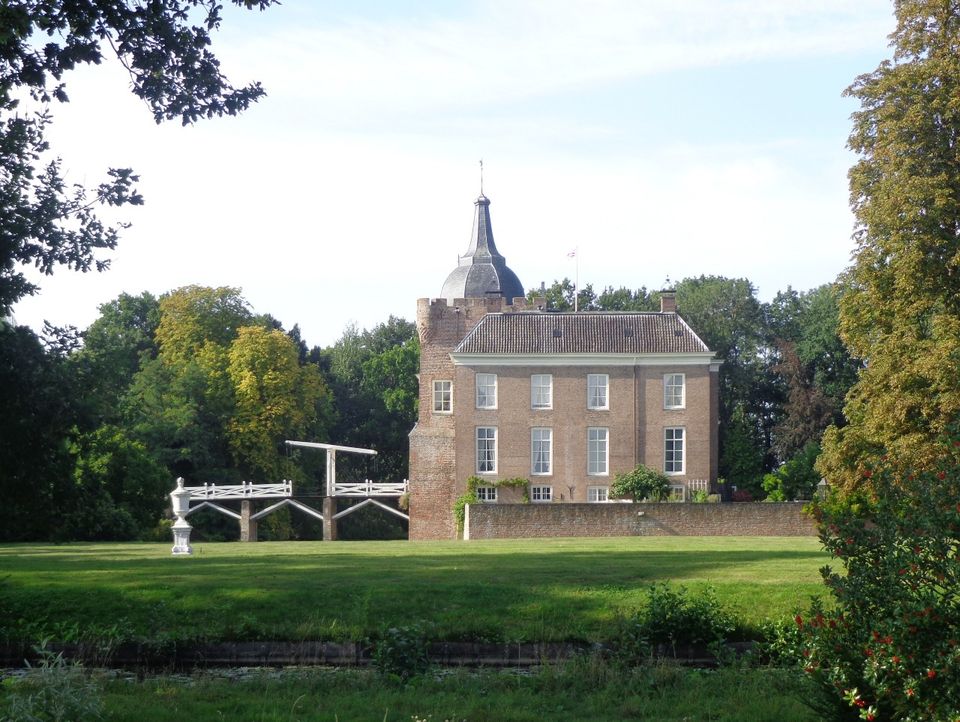 Foto van zijaanzicht Kasteel Heukelum