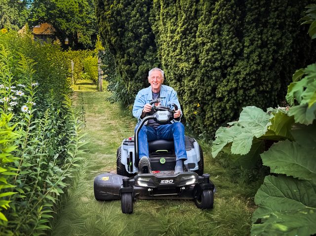 Herman Kluck op zijn zitmaaier in het groen van de Kindertuinen