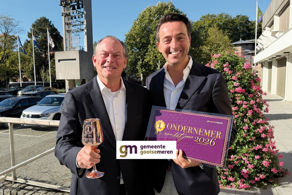Wethouder Mark Marshall met de winnaar van de ondernemersprijs van 2025 bij het gemeentehuis in Bussum