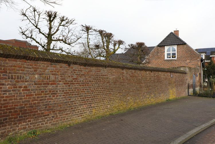 oude bakstenen muur waarin openingen later dichtgemetseld zijn