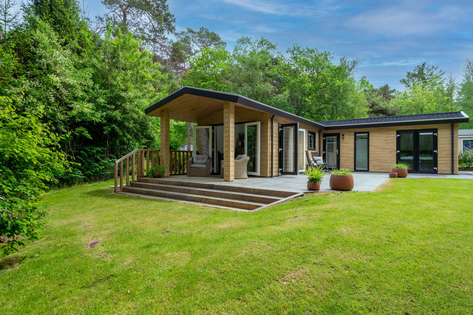 Een modern vakantiewoning op een camping in de natuur.