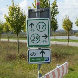 Volg de bordjes met 'Maasroute'. Deze hangen onder de reguliere knooppuntborden.