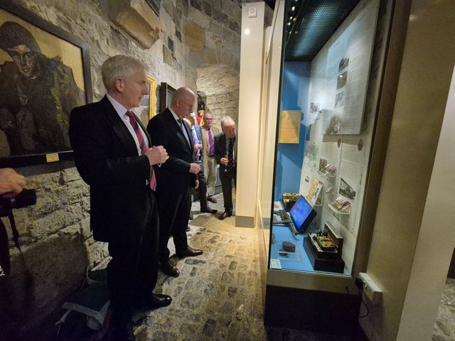 Burgemeester Jack Mikkers bij de vitrine In het Royal Welsh Fusiliers Museum 