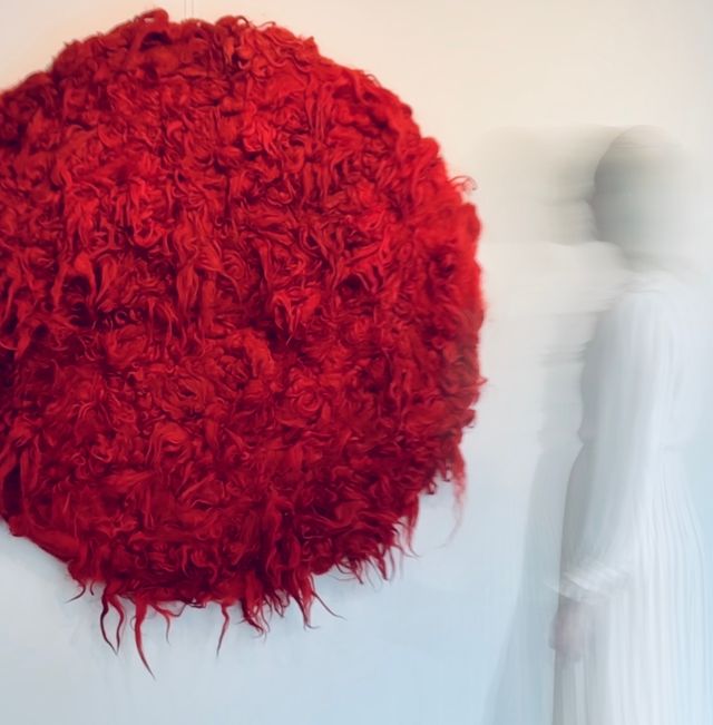 Het werk 'Earth' ambachtelijk natuurlijk geverfd en gemaakt door Momoko.natuurkleurmaker heeft een diameter van 1.40 meter.