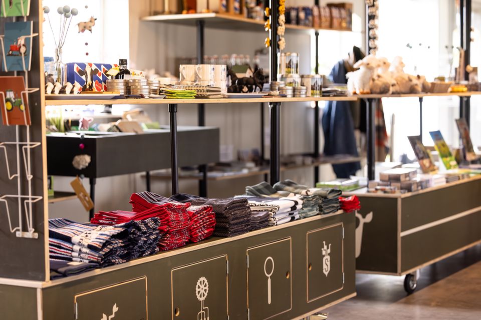 In de museumwinkel van het Fries Landbouwmuseum in Leeuwarden vind je de leukste hebbedingetjes, boeken, cadeaus en streekproducten. Voor elk wat wils – neem een stukje geschiedenis mee naar huis!