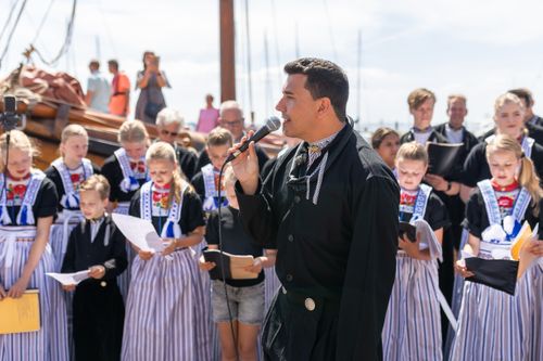 Jan Smit die aan het zingen is op de Volendammerdagen