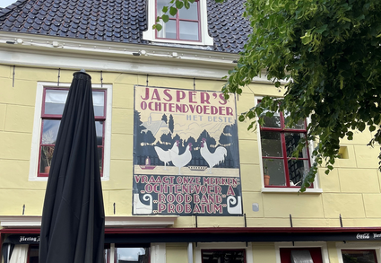 Geschilderde muurreclame ‘Jasper’s ochtendvoer’, locatie: hoek Eewal en Kleine Hoogstraat (pand Café De Toeter), project Stichting Muurtaal, Machiel Braaksma, 2004