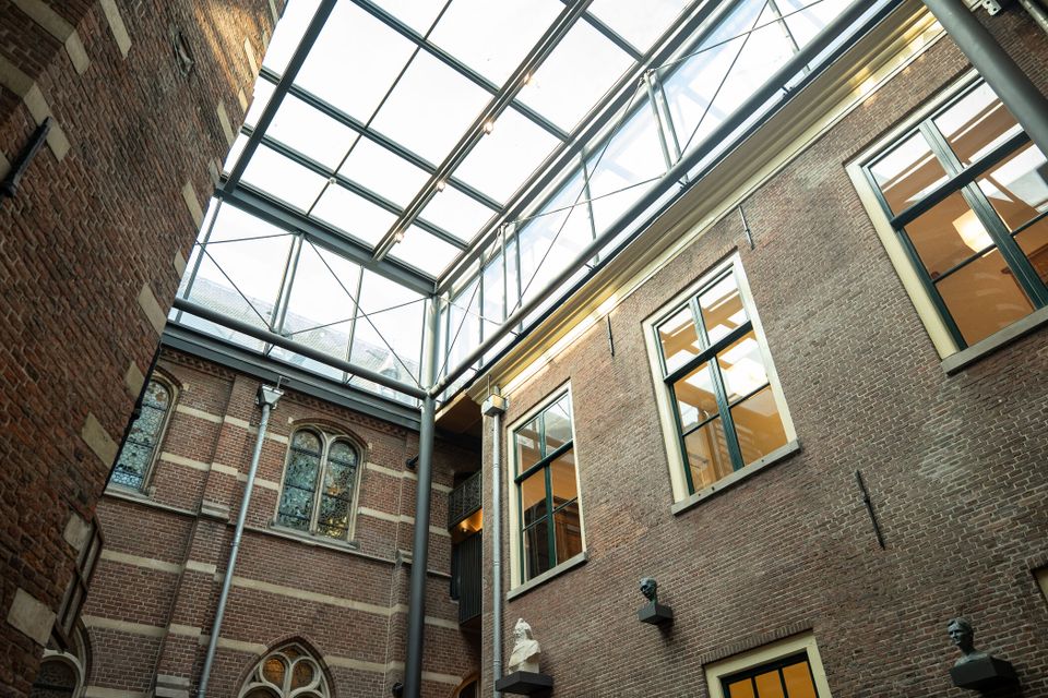 Foto van het academiegebouw van de binnenkant