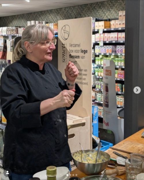 Foto van medewerker die aan het koken is