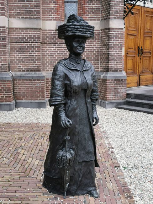 Standbeeld Wilhelmina voor kerk