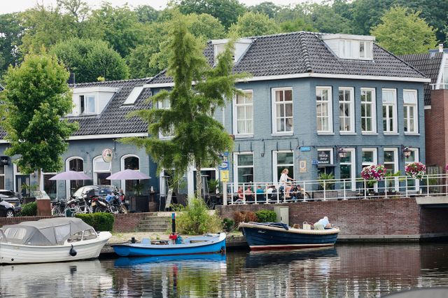 Een restaurant in Joure, liggend aan een brug met aan de kade aangelegde sloepjes.