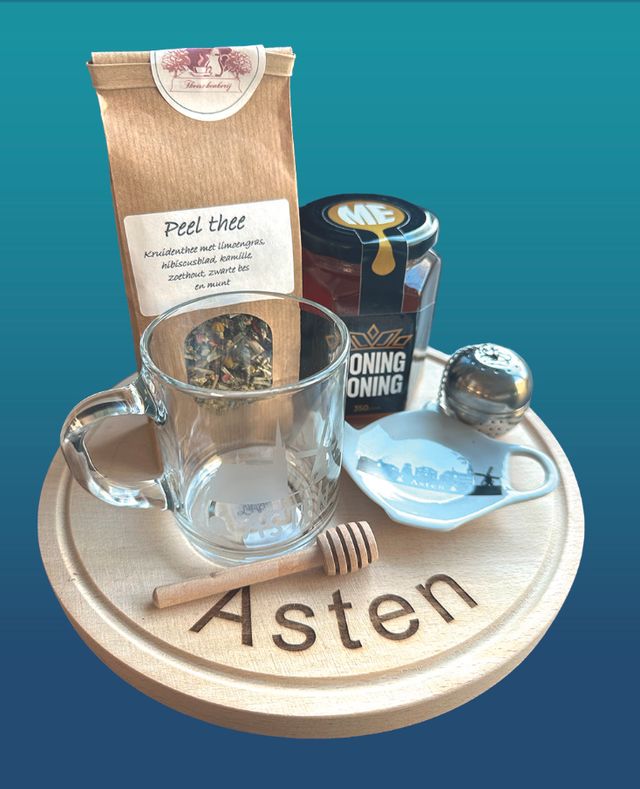 Houten plankje met thee en toebehoren