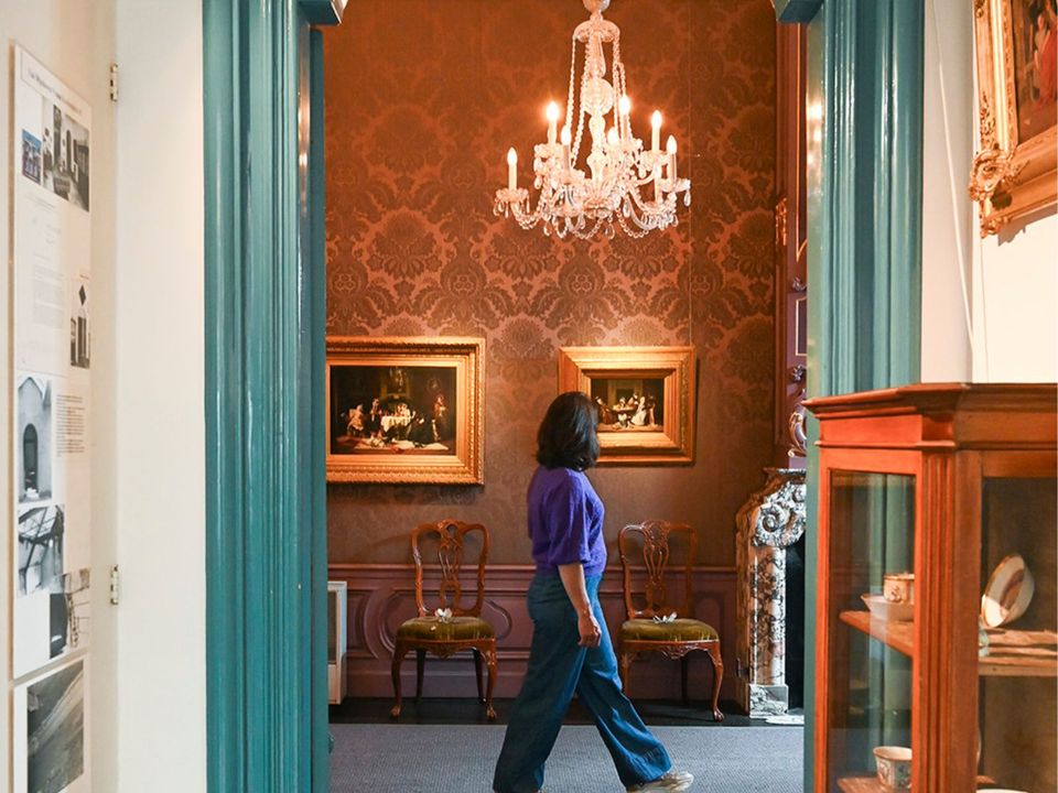 Binnen bij het museum paul tetar van elven in delft