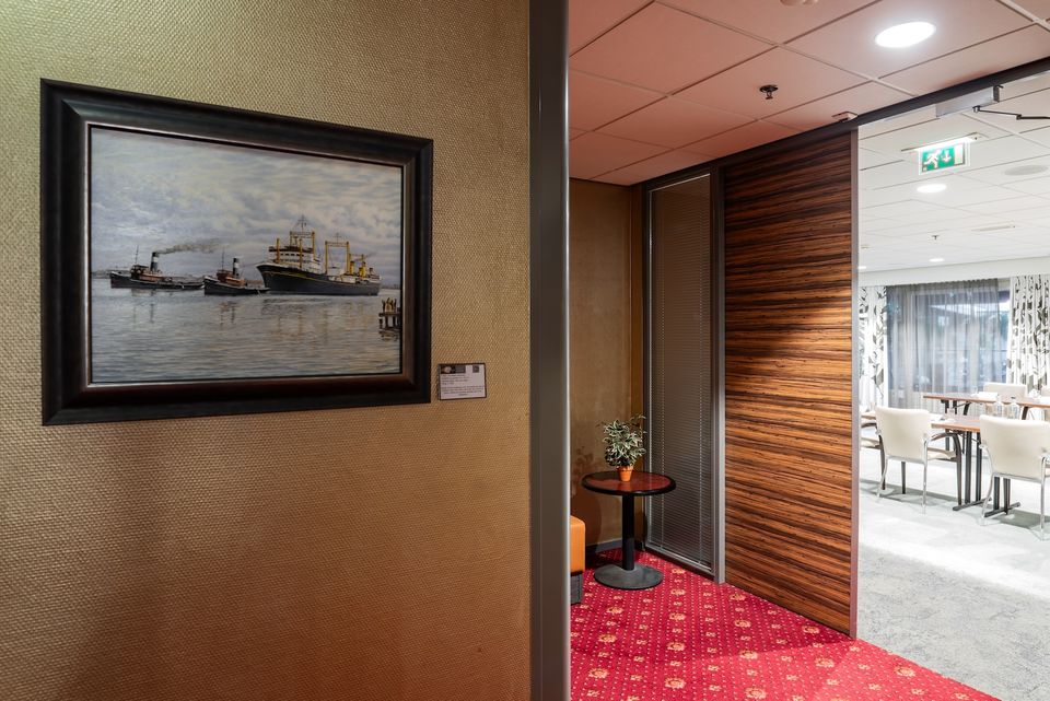 Expositie schilderijen in het Two Brothers Noordwijk Beach hotel