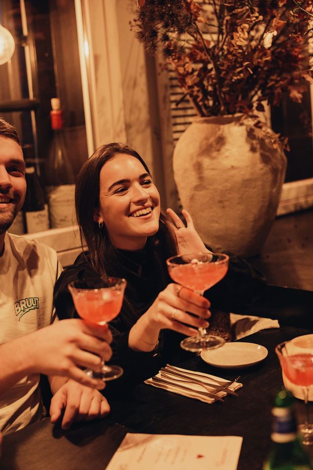 Genieten van goede gesprekken en kleurrijke cocktails tijdens een Boozy Brunch bij Viviamo in Woerden. In een warme, intieme sfeer proosten vrienden samen op een ontspannen middag vol smaak en gezelligheid.