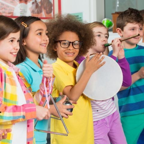 Kinderen spelen met muziek