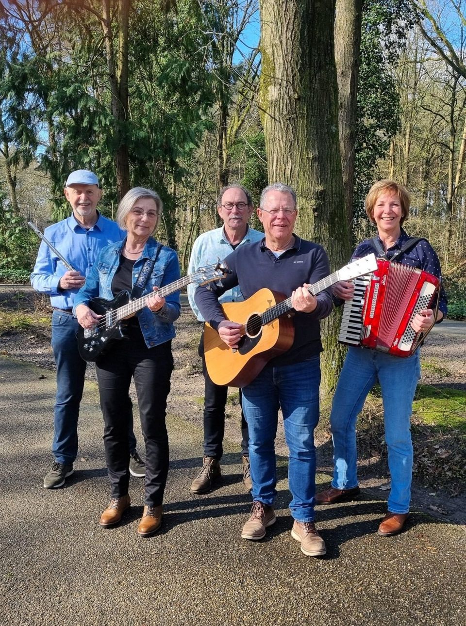 Een gezellige meezing middag in 't Kwartier. Ambiance is een muziekgroep, die haar naam eer aandoet