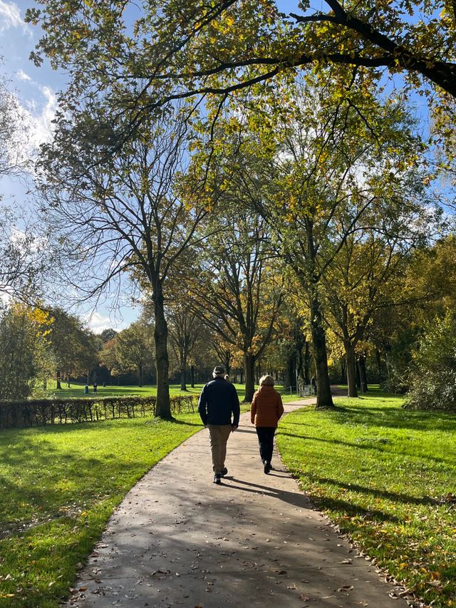 man en vrouw aan het wandelen