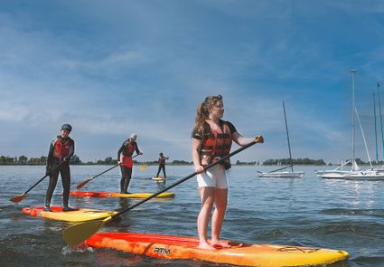 Huur een sup-board en verken de Gaasterlandse bossen of het Slotermeer