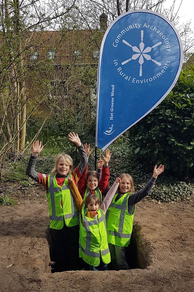 Kinderen bij een eerdere opgraving via het project CARE (Community Archaeology in Rural Environments).