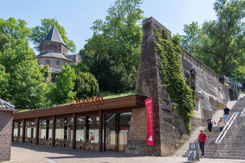 Het fraaie vooraanzicht van Museum De Bastei aan de Waal in Nijmegen.