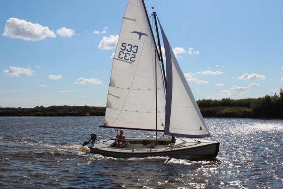 Ein Segelboot segelt auf dem See.