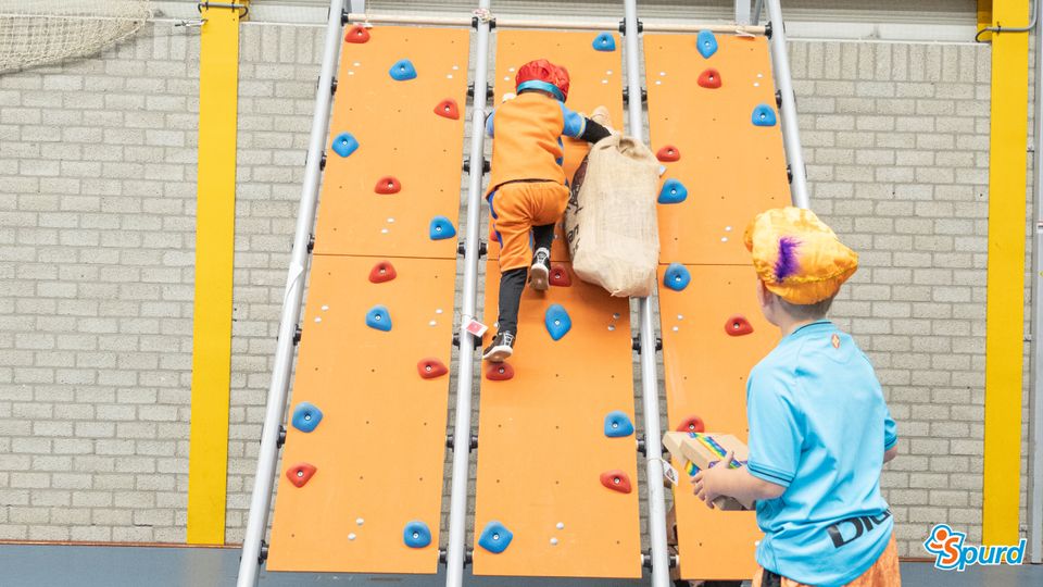 Kinderen die verkleed zijn als piet aan het spelen