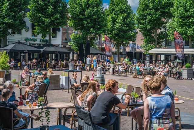 Terras Kerkplein met mensen in Meppel