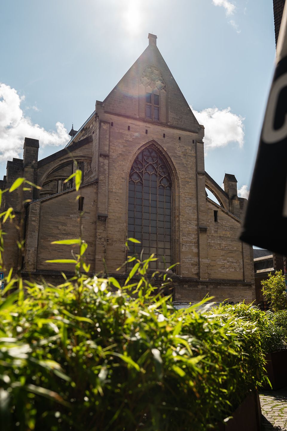 Oude Minderbroekderskerk Maastricht voorkant zon
