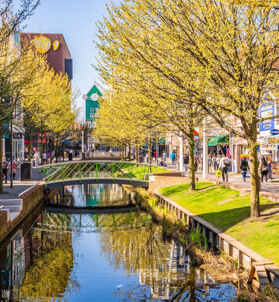 Winkelende mensen op de gedempte gracht