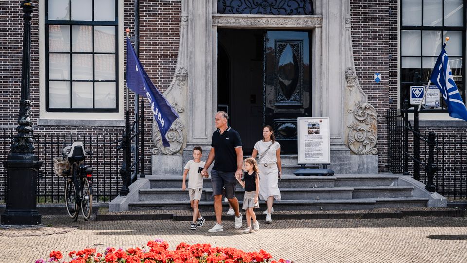 Een gezin die de VVV van Edam uitloopt