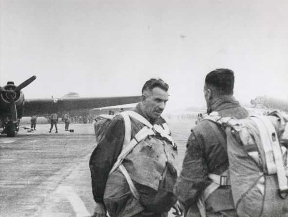 Major General Sosabowski in full gear before departure from England, near the Dakota’s that would bring the Poles to Driel.