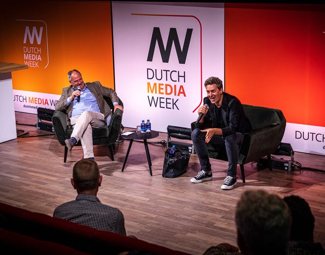 Presentatoren op podium Dutch Media Week