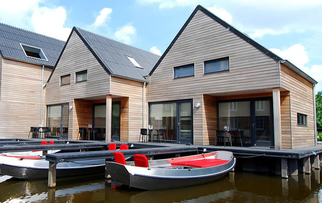 Vakantiehuisjes van De Werf in IJlst aan het water.