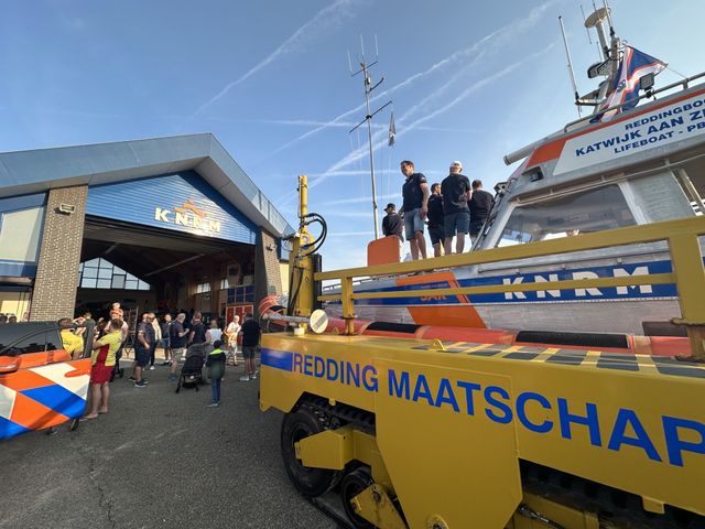 Boothuis en trailer met reddingsboot in Katwijk