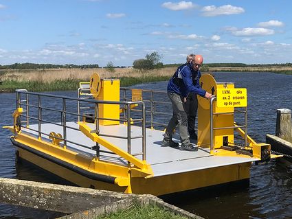 Het naar de andere kant van het pontje is best zwaar werk.