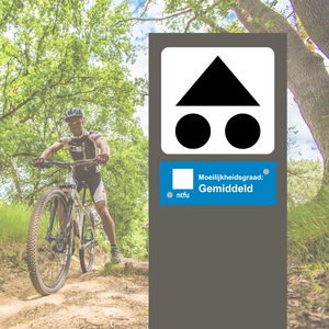 Volg de zwarte bewegwijzering van de driehoek met twee rondjes. De bordjes vind je op palen langs de route.