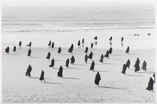 foto: Shirin Neshat - From Rapture series (1999) - Gelatin silver print. Courtesy of the artist, Noirmontartproduction and Gladstone Gallery. Privécollectie Henri Swagemakers.