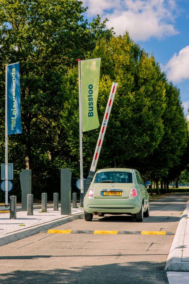 Auto rijdt door slagboom op recreatiegebied