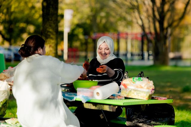 vrouw eten aan het klaar maken.
