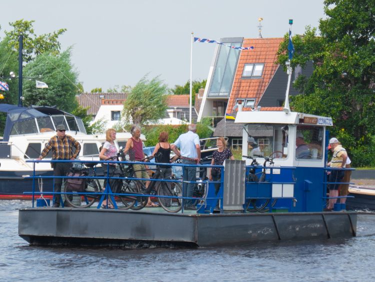Er mogen maximaal 12 personen op de pont