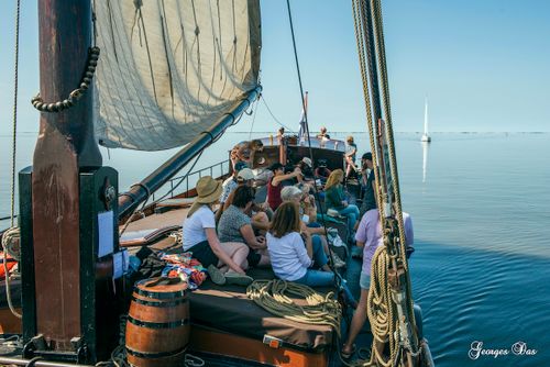 Mensen die op een zeilschip zitten