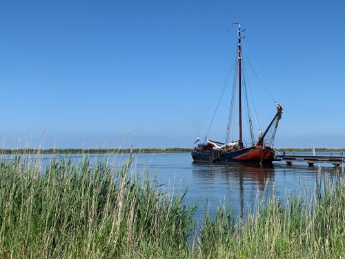 Een zeilboot die aan de haven ligt