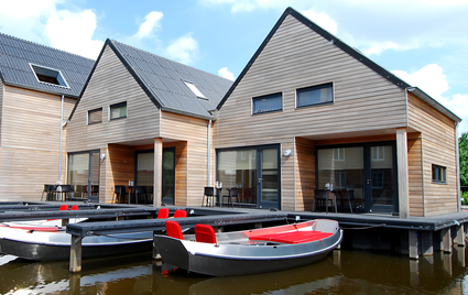 Vakantiehuisjes van De Werf in IJlst aan het water.