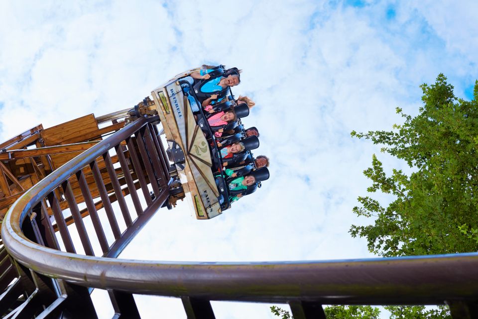 Foto van een wagen in de achtbaan de Falcon in Duinrell in Wassenaar.