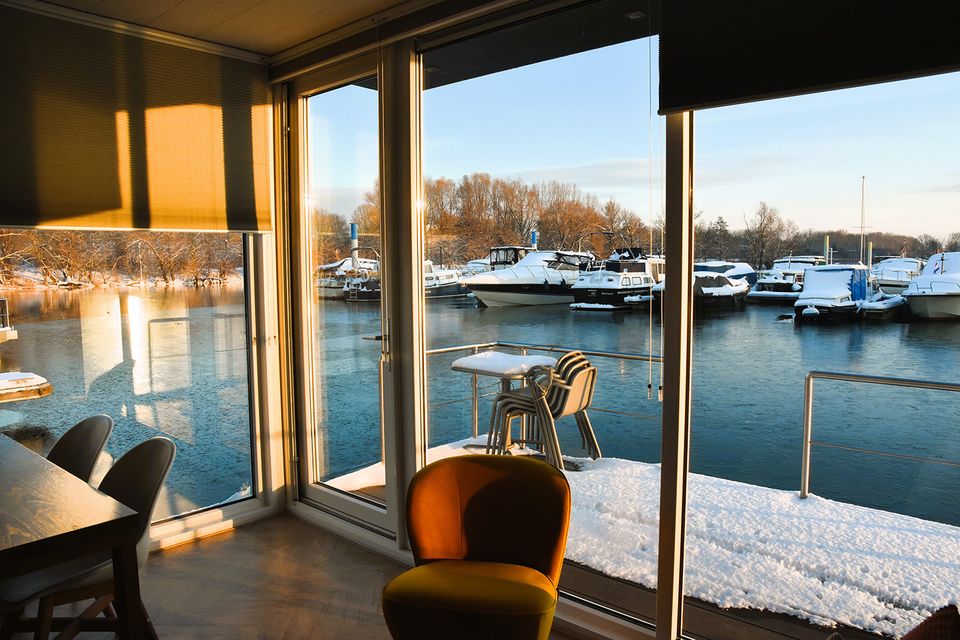 Maastricht Marina boothuisjes in de sneeuw