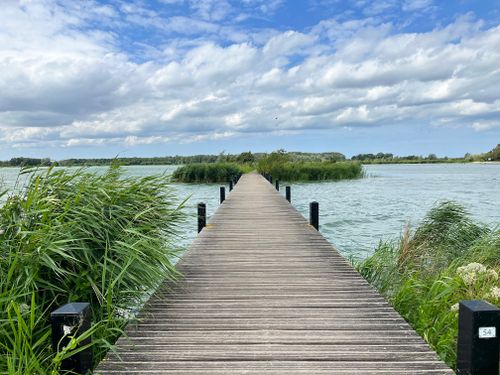 Een brug in het Stootersplas in Het Twiske